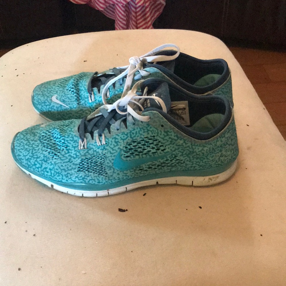 Women’s Nike tennis shoes